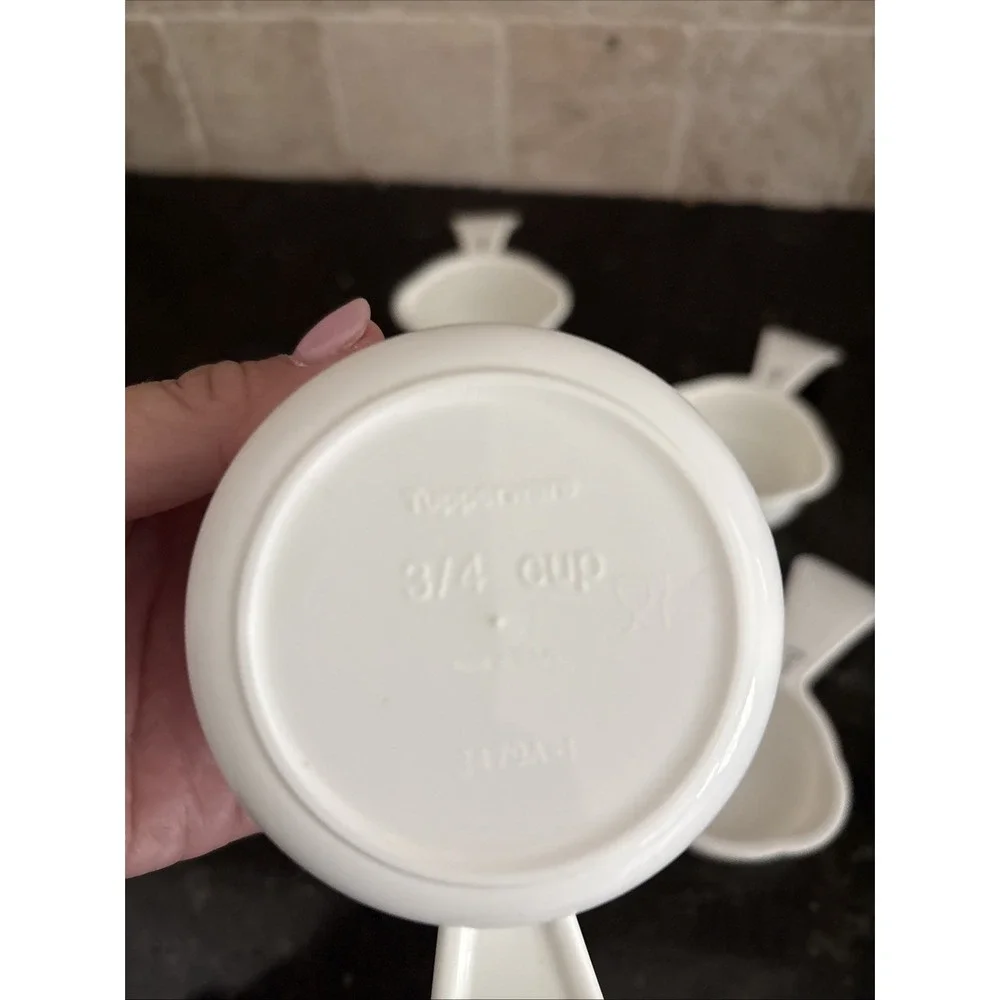 Tupperware Measuring Cups Set of 6 WHITE Curved Embossed Handles MINT